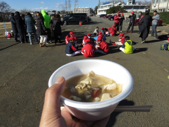 寒さにも負けず、豚汁で新年！！